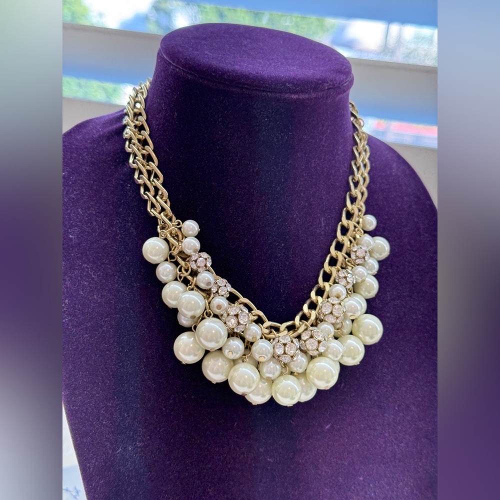 Max & Zoe - PEARL AND RHINESTONE STATEMENT NECKLACE. NWOT